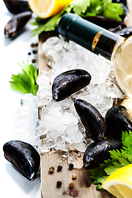 포토 JPG 해외이미지 사람없음 아웃포커스 얼음 화이트와인 흰배경 홍합 나무도마 해외202004 해외포토 자연요소 백그라운드 어패류 도마 촬영기법 목재 와인 흰색 파일형식