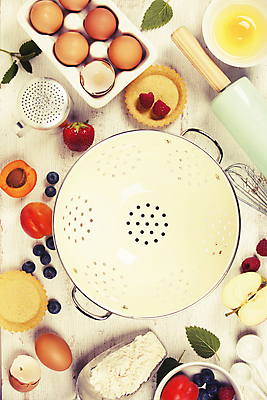 포토 JPG 해외이미지 그릇 딸기 사람없음 하이앵글 계란 채망 사과 민트 계란껍데기 블루베리 밀가루 밀대 계량스푼 계란판 노란배경 살구 스쿱 타르트 해외202004 해외포토 식기 빵 뷰포인트 백그라운드 과일 주방용품 노란색 알 가루 허브 파이_빵 파일형식