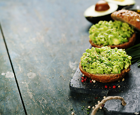 포토 JPG 해외이미지 빵 샌드위치 사람없음 나무바닥 아보카도 나무도마 통후추 카피스페이스 해외202004 해외포토 음식 과일 바닥 도마 목재 공백 후추 파일형식