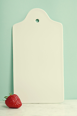 포토 JPG 해외이미지 딸기 도마 도마_주방용품 실내 사람없음 초록배경 해외202004 해외포토 백그라운드 과일 주방용품 내부 초록색 파일형식