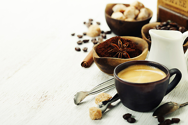 포토 JPG 해외이미지 커피 실내 집게 사람없음 원두 커피잔 흰배경 시럽컵 해외202004 해외포토 음료 백그라운드 잔 내부 흰색 파일형식