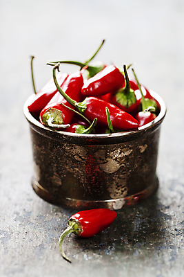 포토 JPG 해외이미지 그릇 식재료 사람없음 매움 나무바닥 홍고추 해외202004 해외포토 식기 고추 바닥 맛 파일형식