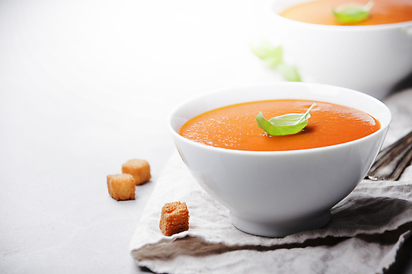 포토 JPG 해외이미지 그릇 토마토 근접촬영 사람없음 수프 흰배경 바질 크루통 카피스페이스 해외202004 해외포토 식기 빵 뷰포인트 백그라운드 채소 공백 흰색 파일형식