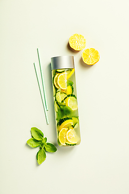 포토 JPG 해외이미지 음료 회색배경 오이 실내 사람없음 레몬 물병 바질 플랫레이 디톡스 해외202004 해외포토 백그라운드 채소 과일 건강 내부 회색 플랫 물통 파일형식