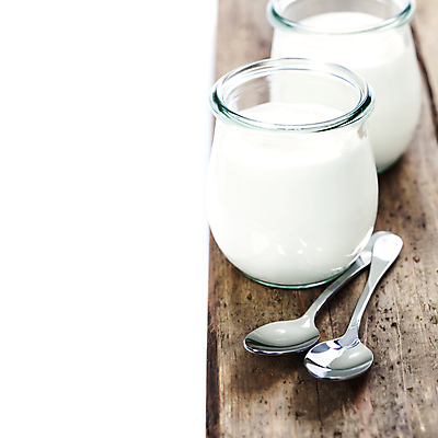 포토 JPG 해외이미지 유리병 실내 사람없음 숟가락 흰배경 요거트 나무도마 해외202004 해외포토 백그라운드 병_용기 유제품 도마 수저 내부 목재 흰색 파일형식