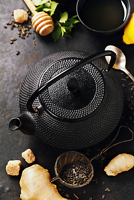 포토 JPG 해외이미지 잎 검은배경 실내 사람없음 하이앵글 숟가락 찻잔 다기 찻주전자 설탕 생강 허니디퍼 해외202004 해외포토 식물 뷰포인트 백그라운드 채소 주전자 잔 수저 내부 검은색 도구 다도 파일형식