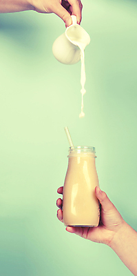 포토 JPG 해외이미지 손 채소 과일 건강 사람 사람없음 주스 우유 머그컵 잡기 붓기 채식 다이어트음식 스무디 저칼로리식단 해외202004 해외포토 음료 다이어트 모션 유제품 신체부위 컵 식단 저칼로리 파일형식