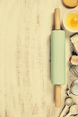 포토 JPG 해외이미지 그릇 사람없음 하이앵글 계란 계란껍데기 밀가루 거품기 밀대 계량스푼 노란배경 타르트 카피스페이스 해외202004 해외포토 식기 빵 뷰포인트 백그라운드 주방용품 노란색 알 공백 가루 파이_빵 파일형식