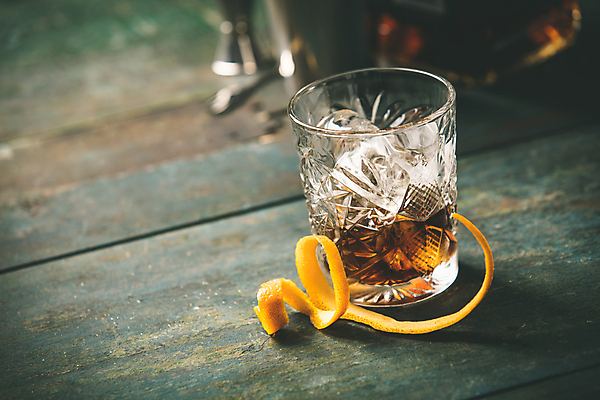 포토 JPG 해외이미지 실내 사람없음 아웃포커스 얼음 칵테일 나무바닥 양주잔 버번 위스키 오렌지껍질 해외202004 해외포토 자연요소 술잔 오렌지 바닥 주류 촬영기법 내부 껍질 양주 파일형식