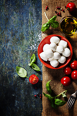 포토 JPG 해외이미지 그릇 포크 방울토마토 실내 사람없음 올리브오일 삼베 나무바닥 바질 모짜렐라치즈 해외202004 해외포토 식기 토마토 치즈 바닥 내부 기름_음식 파일형식 천_직물