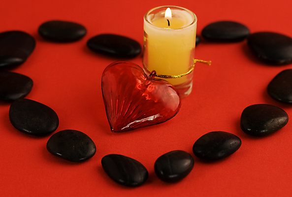 포토 JPG 해외이미지 실내 사람없음 장식 하트 아로마 향초 아로마테라피 스톤 빨간배경 해외202004 해외포토 모양 백그라운드 초 내부 빨간색 테라피 파일형식