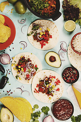 포토 JPG 해외이미지 식재료 치즈 실내 사람없음 하이앵글 상추 준비 파란배경 라임 멕시코음식 아보카도 나초 타코 살사소스 적양파 토르티야 통후추 할라피뇨 해외202004 해외포토 음식 뷰포인트 백그라운드 채소 과일 고추 양파 유제품 서양음식 내부 파란색 소스_음식 후추 파일형식