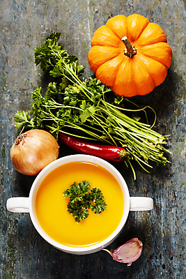 포토 JPG 해외이미지 스튜디오촬영 그릇 고추 호박 양파 실내 마늘 사람없음 하이앵글 나무바닥 바질 단호박수프 해외202004 해외포토 식기 뷰포인트 채소 바닥 내부 수프 파일형식