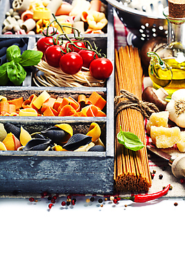 포토 해외이미지 방울토마토 치즈 실내 사람없음 버섯 올리브오일 나무상자 흰배경 담기 홍고추 바질 통마늘 파스타면 통밀 해외202004 해외포토 백그라운드 토마토 모션 고추 유제품 파스타 마늘 내부 상자 흰색 면류 기름_음식 밀 파일형식