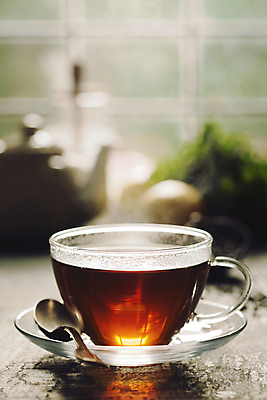 포토 JPG 해외이미지 실내 사람없음 아웃포커스 찻잔 티스푼 생강차 차받침대 해외202004 해외포토 잔 촬영기법 내부 차_음료 숟가락 받침대 파일형식