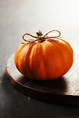 포토 JPG 해외이미지 리본 호박 실내 사람없음 농작물 한개 가을 나무도마 해외202004 해외포토 1 계절 농업 채소 도마 내부 목재 파일형식