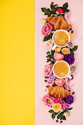 포토 JPG 해외이미지 꽃 커피 잎 디저트 실내 사람없음 하이앵글 원두 커피잔 티스푼 크루아상 노란배경 카피스페이스 분홍색배경 해외202004 해외포토 식물 음료 음식 빵 뷰포인트 분홍색 백그라운드 잔 내부 노란색 숟가락 공백 파일형식