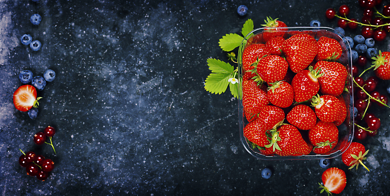 포토 JPG 해외이미지 딸기 실내 사람없음 하이앵글 담기 파란배경 블루베리 베리 플라스틱통 카피스페이스 해외202004 해외포토 뷰포인트 백그라운드 과일 모션 통 내부 파란색 공백 플라스틱 파일형식