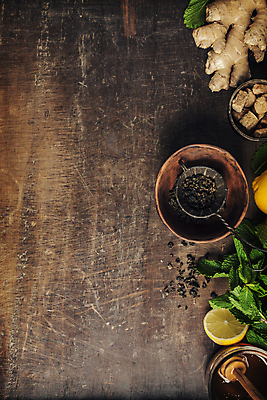 포토 JPG 해외이미지 실내 사람없음 하이앵글 레몬 민트 나무바닥 꿀 생강 나무그릇 생강차 허니디퍼 카피스페이스 해외202004 차거름망 해외포토 그릇 뷰포인트 채소 과일 바닥 내부 목재 차_음료 공백 도구 허브 파일형식