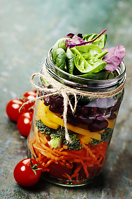 포토 해외이미지 리본 방울토마토 유리병 파프리카 실내 사람없음 당근 샐러드 브로콜리 담기 채식 나무바닥 바질 노끈 건강식 다이어트음식 비건 해외202004 해외포토 줄 음식 다이어트 토마토 채소 모션 병_용기 바닥 뿌리채소 내부 채식주의자 파일형식