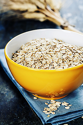 포토 JPG 해외이미지 그릇 실내 사람없음 아웃포커스 식탁보 담기 건강식 오트밀 슈퍼푸드 귀리 남색배경 해외202004 해외포토 식기 음식 백그라운드 모션 곡류 촬영기법 내부 남색 건강식품 파일형식