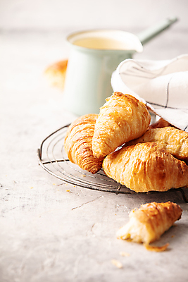 포토 JPG 해외이미지 디저트 실내 사람없음 아웃포커스 식탁보 크루아상 흰배경 반쪽 시럽컵 해외202004 해외포토 음식 빵 백그라운드 촬영기법 내부 흰색 파일형식