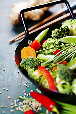 포토 JPG 해외이미지 젓가락 파프리카 근접촬영 사람없음 당근 브로콜리 완두콩 파란배경 깨 생강 동양음식 해외202004 해외포토 음식 뷰포인트 백그라운드 채소 식재료 콩 뿌리채소 수저 파란색 조미료 파일형식