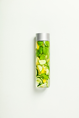 포토 JPG 해외이미지 음료 회색배경 오이 실내 사람없음 레몬 물병 바질 디톡스 해외202004 해외포토 백그라운드 채소 과일 건강 내부 회색 물통 파일형식