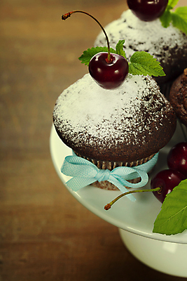 포토 JPG 해외이미지 리본 실내 사람없음 체리 달콤 컵케이크 민트 받침대 나무바닥 슈가파우더 초코맛 해외202004 해외포토 과일 바닥 내부 케이크 초콜릿 맛 허브 파일형식