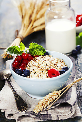 포토 JPG 해외이미지 그릇 잎 유리병 곡류 실내 사람없음 숟가락 시리얼 블루베리 산딸기 요거트 오트밀 크랜베리 그래놀라 해외202004 해외포토 식물 식기 열매 음식 과일 병_용기 유제품 수저 내부 파일형식 귀리