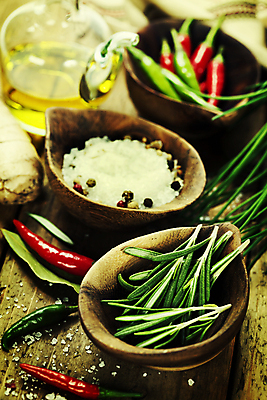 포토 JPG 해외이미지 실내 근접촬영 사람없음 아웃포커스 올리브오일 허브 나무바닥 홍고추 소금 로즈메리 나무그릇 해외202004 해외포토 식물 그릇 뷰포인트 고추 바닥 촬영기법 내부 목재 기름_음식 파일형식