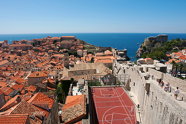 포토 JPG 해외이미지 유럽 벽 파도 바다 여행 백그라운드 건축양식 가족 하늘 휴가 거리 주택 사람 사람없음 물 여름 태양 교회 탑 맑음 바위 도시 중세 지중해 타운 크로아티아 두브로브니크 발칸반도 옛날 해외202105 해외포토 자연요소 건축물 계절 건축 나라 관계 날씨 건물 역사 파일형식
