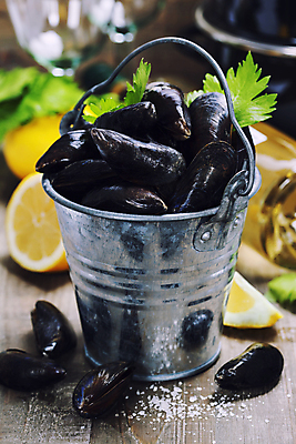 포토 JPG 해외이미지 와인잔 사람없음 아웃포커스 화이트와인 레몬 양동이 담기 나무바닥 소금 홍합 해외202004 해외포토 술잔 과일 모션 어패류 바닥 촬영기법 와인 파일형식