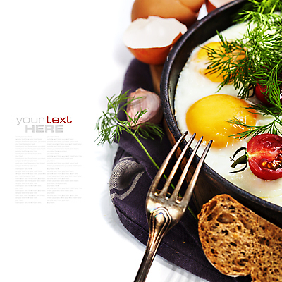 포토 JPG 해외이미지 빵 포크 방울토마토 실내 근접촬영 사람없음 계란 식탁보 아침식사 계란프라이 계란껍데기 흰배경 로즈메리 해외202004 해외포토 식기 음식 뷰포인트 백그라운드 토마토 내부 알 식사 흰색 계란요리 허브 파일형식