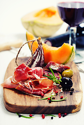 포토 JPG 해외이미지 실내 사람없음 아웃포커스 와인 멜론 흰배경 햄 나무도마 살라미 슬라이스햄 통후추 해외202004 해외포토 백그라운드 과일 도마 주류 촬영기법 육류 내부 목재 흰색 후추 파일형식