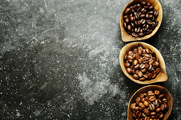 포토 JPG 해외이미지 검은배경 실내 사람없음 하이앵글 원두 담기 나무그릇 해외202004 해외포토 그릇 커피 뷰포인트 백그라운드 모션 내부 목재 검은색 파일형식