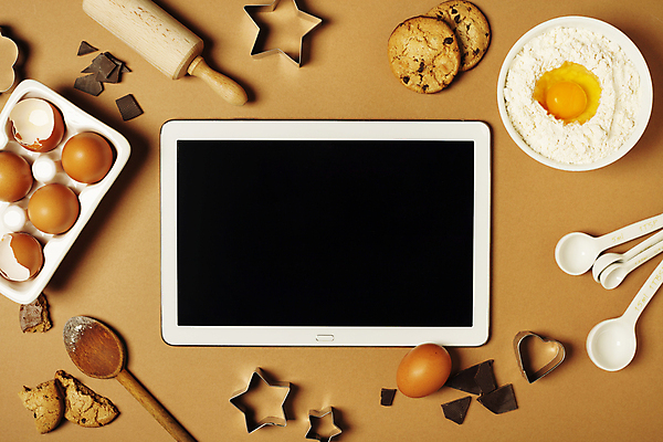 포토 JPG 해외이미지 그릇 사람없음 하이앵글 태블릿 쿠키 초콜릿 계란 하트 계란껍데기 밀가루 밀대 쿠키틀 계량스푼 나무숟가락 계란판 별모형 카피스페이스 갈색배경 해외202004 해외포토 모양 식기 별 뷰포인트 백그라운드 주방용품 디저트 전자제품 스마트기기 갈색 모형 알 숟가락 공백 가루 제빵도구 파일형식