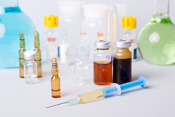 포토 JPG 해외이미지 의학 실내 주사기 사람없음 아웃포커스 약 다양 약병 흰배경 주사약 둥근플라스크 앰플 바이알 해외202105 해외포토 다수 백그라운드 의료기기 촬영기법 내부 흰색 의료용품 플라스크 병_담는 파일형식