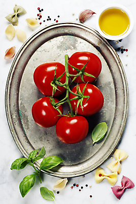 포토 JPG 해외이미지 토마토 방울토마토 쟁반 실내 사람없음 올리브오일 흰배경 바질 파스타면 해외202004 해외포토 백그라운드 채소 파스타 내부 흰색 면류 기름_음식 파일형식
