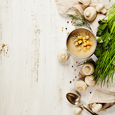 포토 JPG 해외이미지 실내 사람없음 컵 숟가락 식탁보 수프 나무바닥 양송이 쪽파 야채수프 크루통 크림스프 카피스페이스 해외202004 해외포토 식기 빵 바닥 수저 내부 버섯 공백 파 파일형식