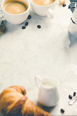 포토 JPG 해외이미지 스튜디오촬영 커피 실내 집게 사람없음 하이앵글 원두 소프트포커스 커피잔 크루아상 대리석 해외202004 해외포토 음료 빵 뷰포인트 재료 잔 촬영기법 내부 파일형식