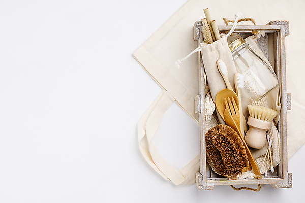 포토 JPG 해외이미지 유리병 실내 사람없음 하이앵글 자연보호 흰배경 친환경 나무숟가락 나무젓가락 면봉 에코백 카피스페이스 제로웨이스트 해외202004 대나무칫솔 해외포토 뷰포인트 백그라운드 가방 젓가락 자연 병_용기 내부 환경 숟가락 그린캠페인 공백 흰색 보호 칫솔 사회이슈 에코 파일형식