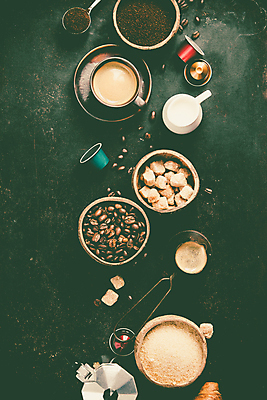 포토 JPG 해외이미지 검은배경 실내 사람없음 하이앵글 원두 커피잔 나무그릇 달고나 모카 시럽컵 커피가루 흑설탕 해외202004 해외포토 그릇 커피 뷰포인트 백그라운드 잔 내부 목재 검은색 가루 설탕 파일형식