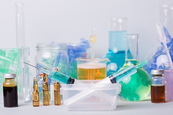 포토 JPG 해외이미지 의학 실내 주사기 사람없음 아웃포커스 약 다양 흰배경 비커 주사약 둥근플라스크 앰플 바이알 해외202105 해외포토 다수 백그라운드 의료기기 촬영기법 실험기구 내부 흰색 의료용품 플라스크 파일형식