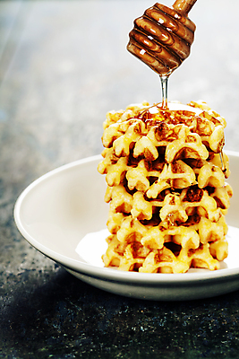 포토 JPG 해외이미지 접시 디저트 실내 사람없음 쌓기 붓기 달콤 꿀 와플 허니디퍼 해외202004 해외포토 식기 음식 모션 내부 도구 맛 파일형식