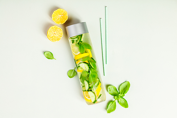 포토 JPG 해외이미지 음료 회색배경 오이 실내 빨대 사람없음 레몬 물병 바질 플랫레이 디톡스 해외202004 해외포토 백그라운드 채소 과일 건강 내부 회색 플랫 물통 파일형식