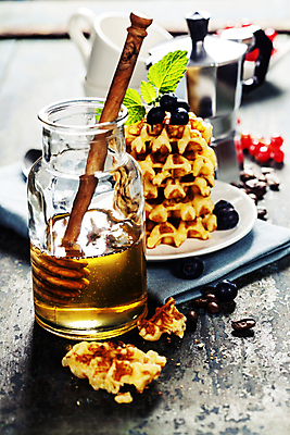 포토 JPG 해외이미지 접시 유리병 실내 사람없음 달콤 커피포트 블루베리 나무바닥 꿀 와플 꿀단지 허니디퍼 해외202004 해외포토 식기 과일 주전자 병_용기 디저트 바닥 내부 도구 맛 파일형식