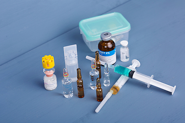 포토 JPG 해외이미지 의학 실내 주사기 사람없음 약 다양 파란배경 주사약 밀폐용기 앰플 바이알 해외202105 해외포토 다수 백그라운드 의료기기 내부 파란색 의료용품 용기_그릇 파일형식