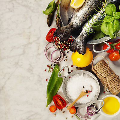 포토 JPG 해외이미지 식재료 방울토마토 실내 어류 사람없음 하이앵글 당근 올리브오일 냄비 레몬 해산물 흰배경 완두콩 대리석 소금 종지 후추 바질 노끈 로즈메리 무지개송어 적양파 카피스페이스 해외202004 해외포토 그릇 줄 뷰포인트 백그라운드 토마토 과일 재료 양파 콩 뿌리채소 내부 수중동물 공백 흰색 기름_음식 솥 허브 향신료 송어 파일형식