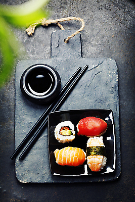 포토 JPG 해외이미지 스튜디오촬영 젓가락 실내 사람없음 하이앵글 초밥 간장 석판 일본음식 해외202004 해외포토 음식 뷰포인트 수저 내부 양념 파일형식